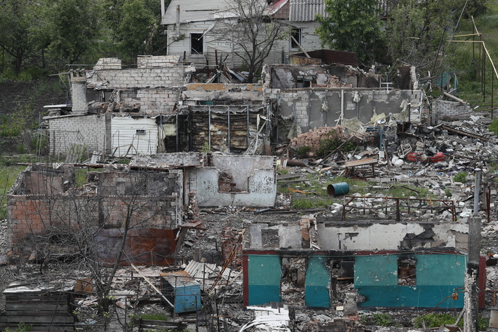这是5月26日在卢甘斯克波帕斯纳亚拍摄的被损坏的建筑。新华社发（维克托摄）