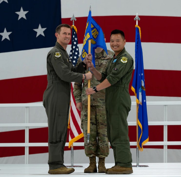 第57作战大队指挥官斯科特·米尔斯与布兰登·诺塔（右） 图源：美国空军