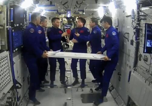 中国航天员乘组在轨交接现场：中国空间站钥匙顺利移交